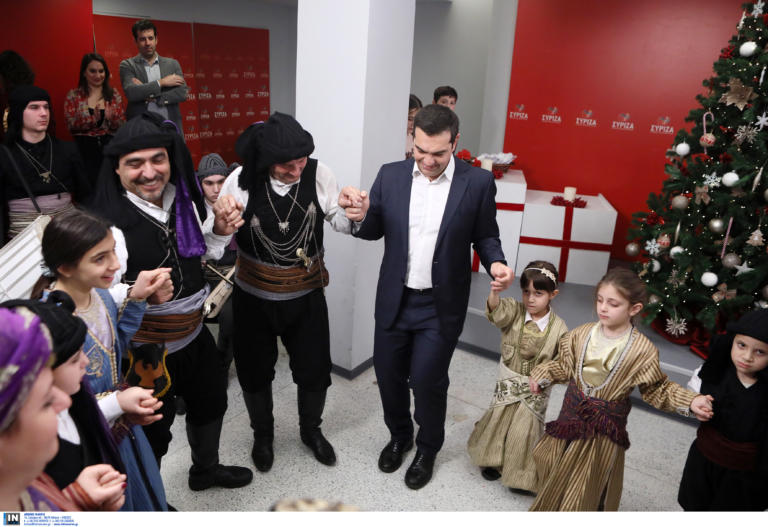 Αλέξης Τσίπρας: Χόρεψε ποντιακά στα γραφεία του ΣΥΡΙΖΑ, λίγο πριν φύγει για Παρίσι! [pics]