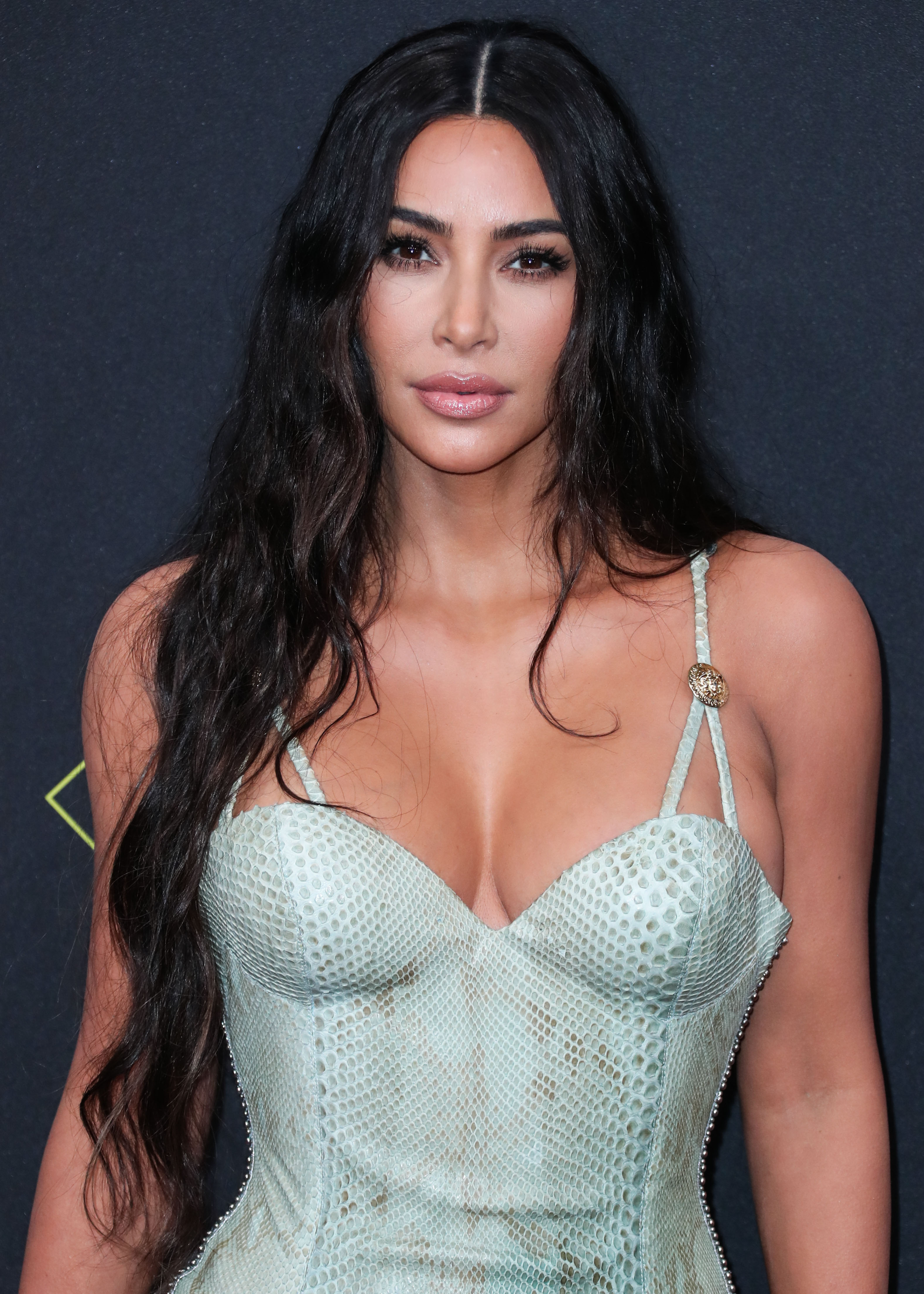 Η Kim Kardashian ανέβασε σε ένα 24ωρο φωτό στις οποίες είναι και ξανθιά και μελαχρινή. Εσύ πώς την προτιμάς;