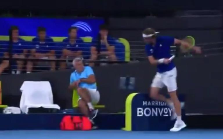 Έξω φρενών ο Στέφανος Τσιτσιπάς – Χτύπησε τον πατέρα του με τη ρακέτα! [video]