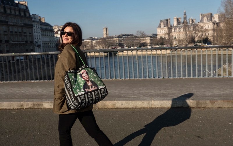 Δωροθέα Μερκούρη: Ποζάρει μαζί με την κούκλα αδερφή της στο Παρίσι! [pics]