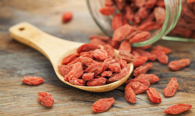 Γκότζι μπέρι (goji berries): Οφέλη και… παρενέργειες που πρέπει να γνωρίζεις