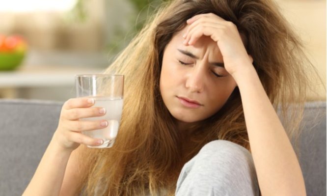 Πονοκέφαλος από hangover: Γιατί συμβαίνει; Μάθε τι πρέπει να κάνεις!