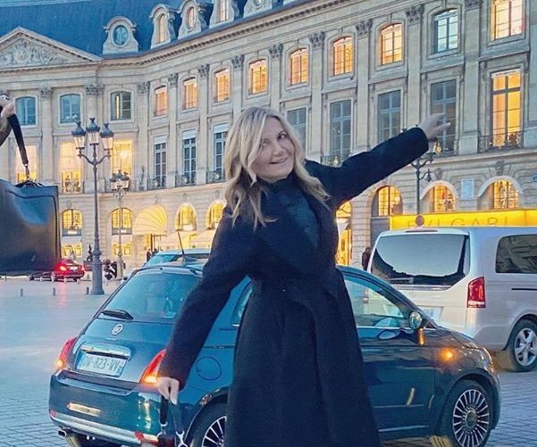 Mαρέβα Μητσοτάκη: Ποζάρει με την συνέταιρό της, στην πιο διάσημη πλατεία του Παρισιού! [pic]