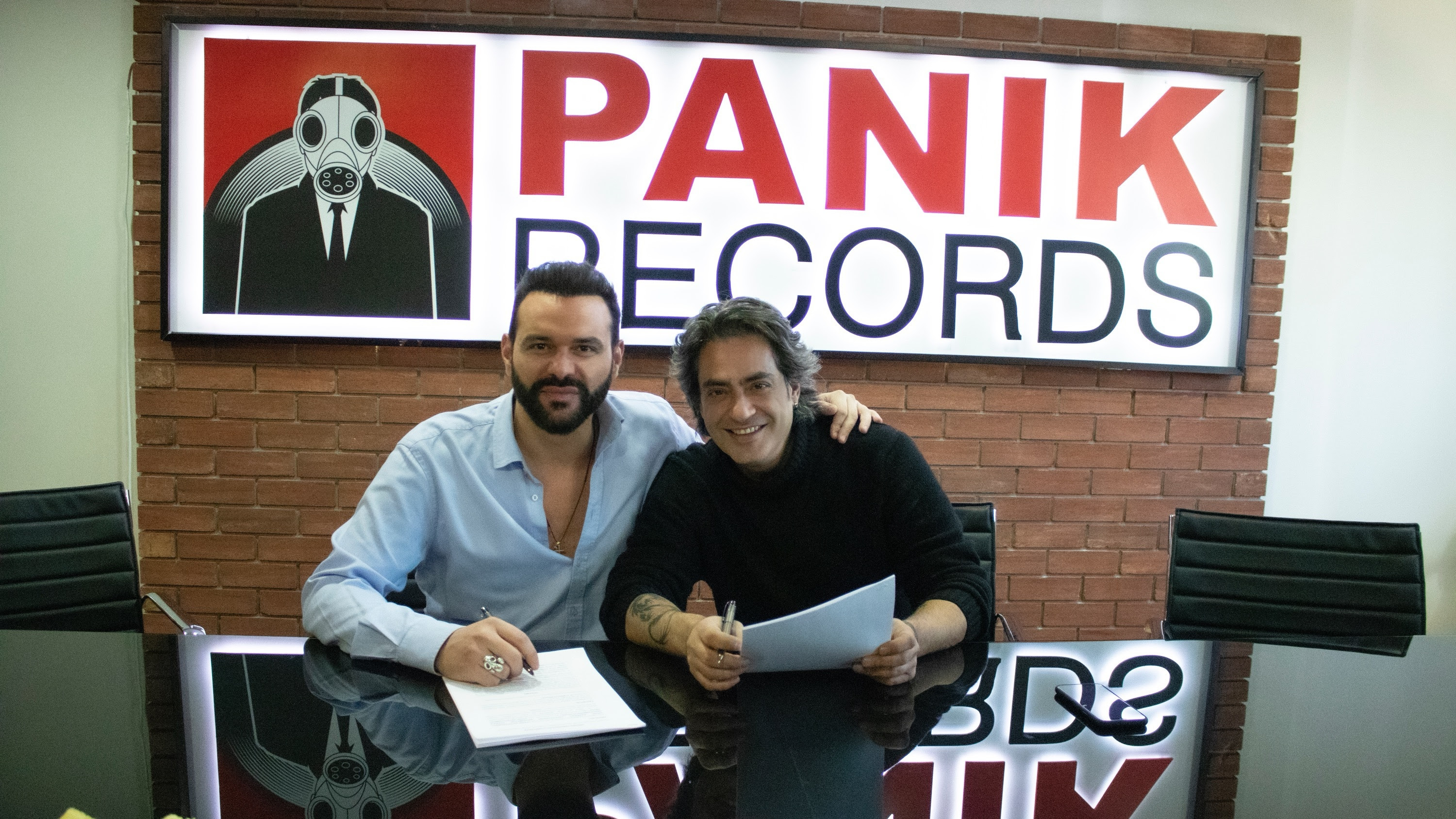 Ο Διονύσης Σχοινάς στην οικογένεια της Panik Records! [pics]