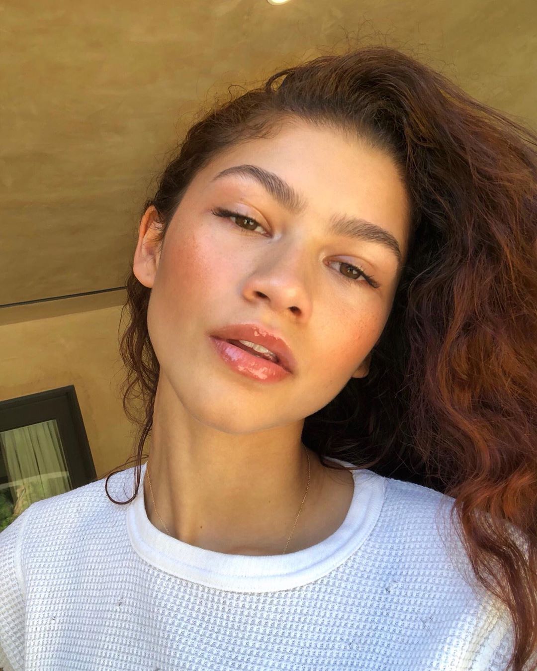 Αυτό είναι το τελευταίο προϊόν που βάζει η Zendaya στο πρόσωπό της πριν πέσει για ύπνο!