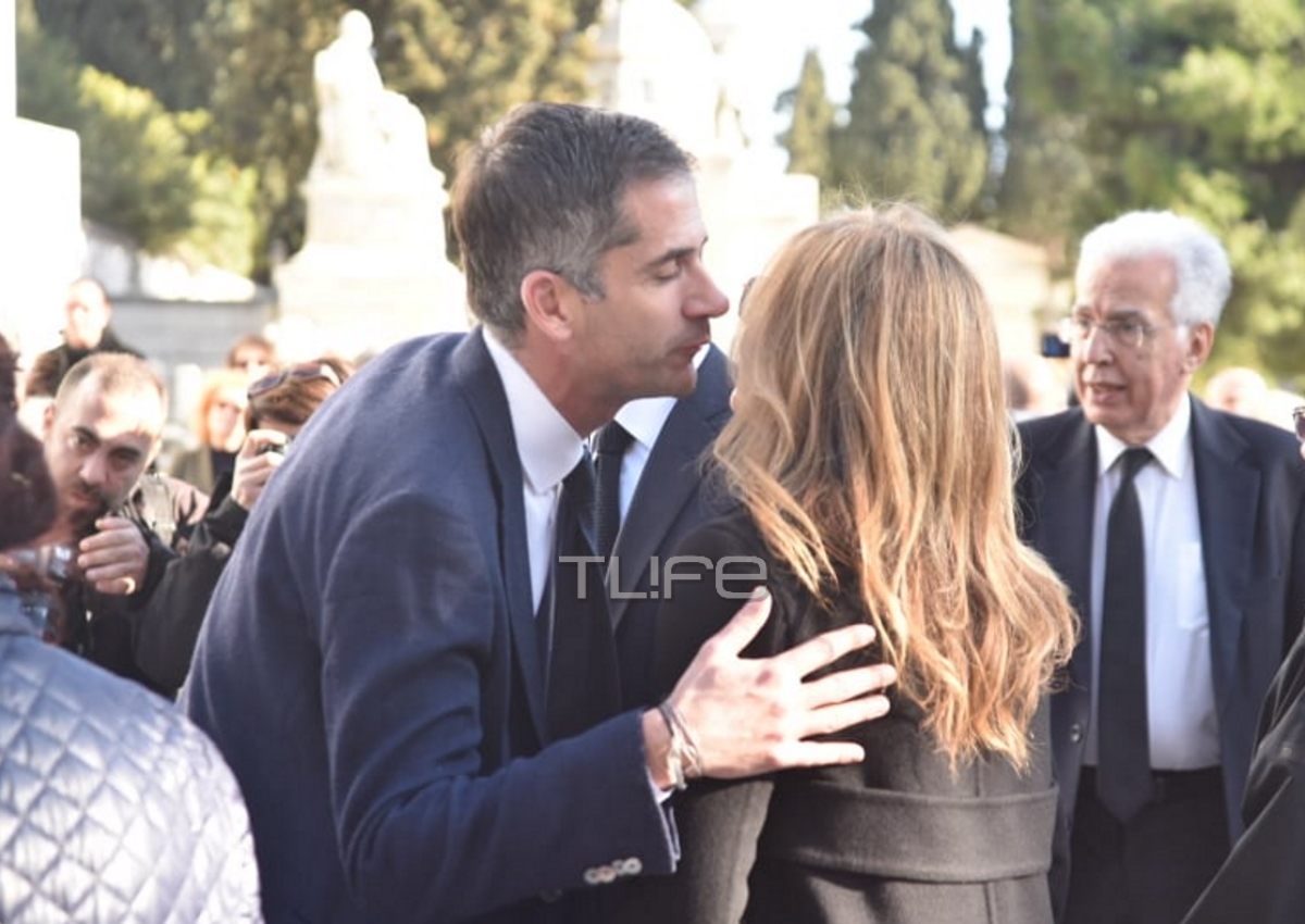 Κυριάκος και Μαρέβα Μητσοτάκη: Η συνάντηση με τον Κώστα Μπακογιάννη στην κηδεία της Κικής Δημουλά! [pics]