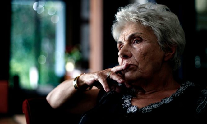 Στην Εντατική με λοίμωξη του αναπνευστικού η Κική Δημουλά