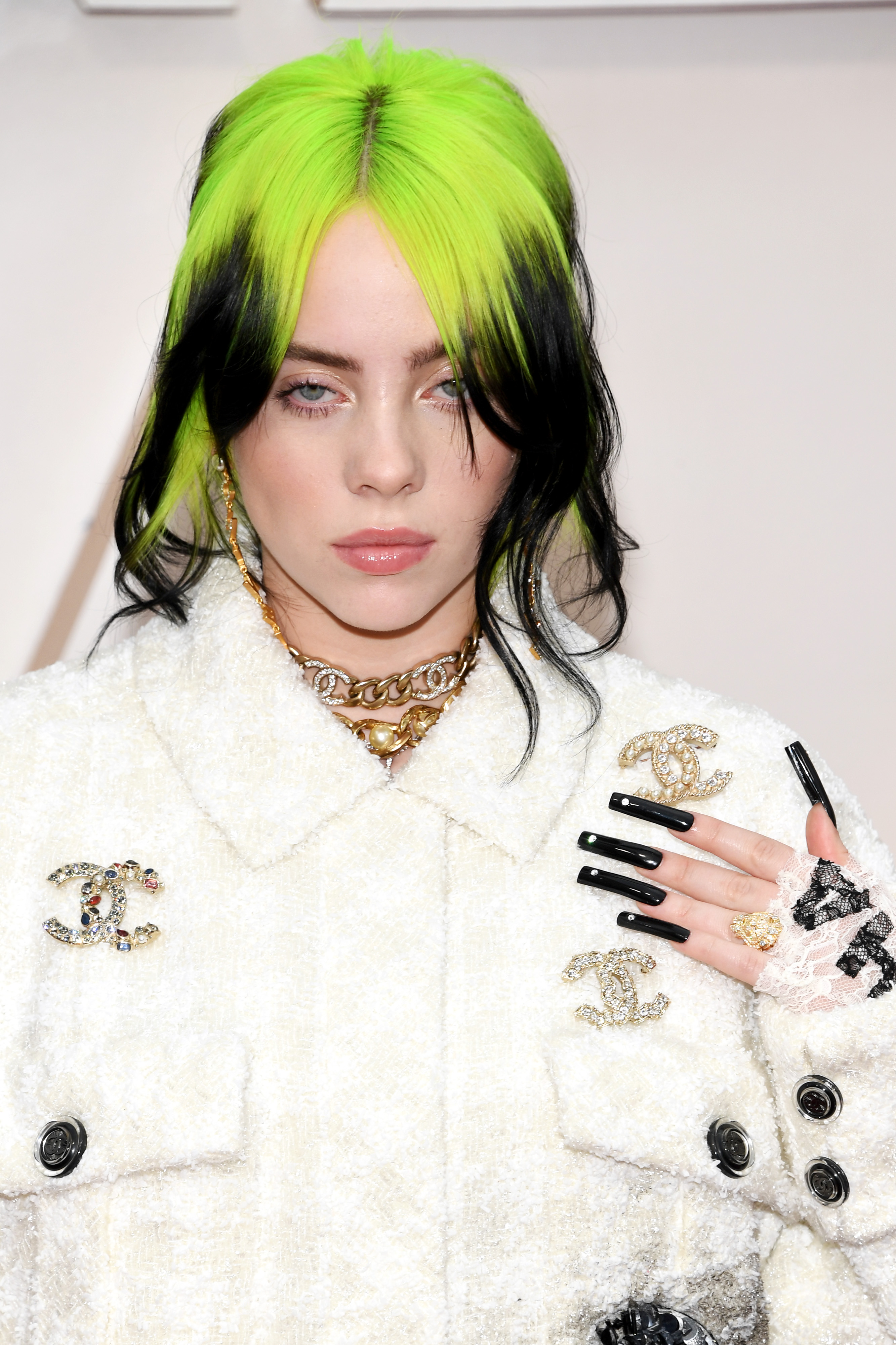 Η Billie Eilish φόρεσε στα Όσκαρ ένα αξεσουάρ μαλλιών Chanel που όλες θα θέλαμε να έχουμε!