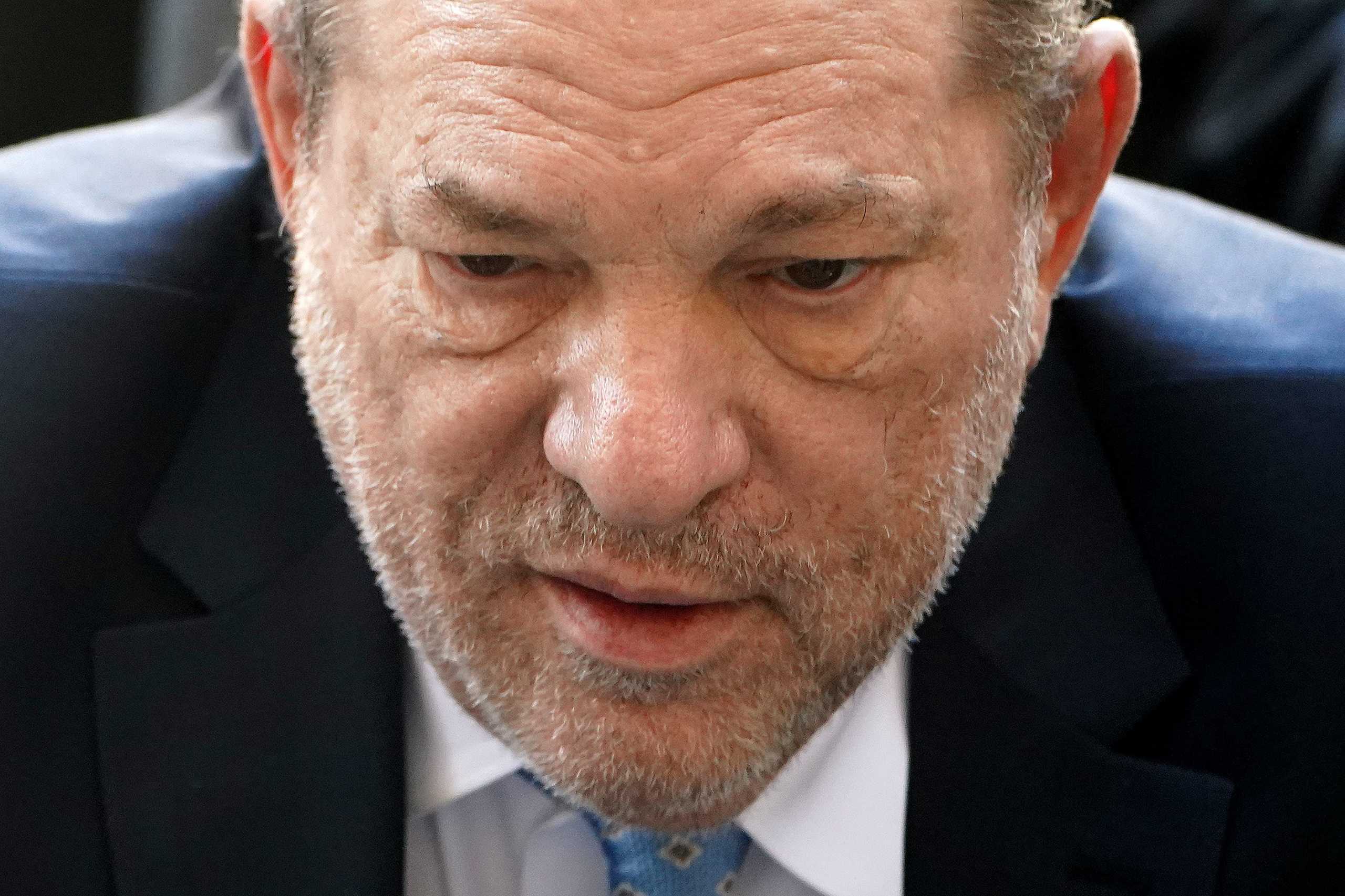 Harvey Weinstein: Ένοχος για βιασμό και σεξουαλική επίθεση – Για ποιες κατηγορίες αθωώθηκε