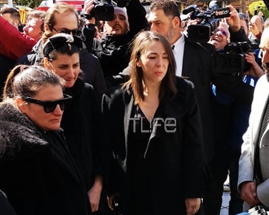 Κηδεία Κώστα Βουτσά: Λύγισε η Αλίκη Κατσαβού και η κόρη του Νικολέτα συνοδεύοντας το φέρετρο