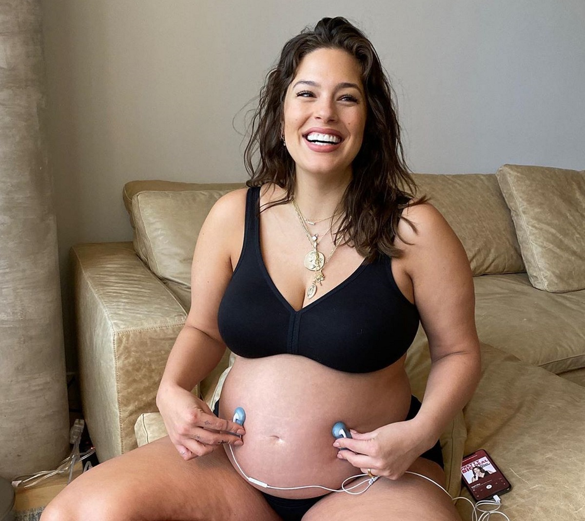 Ashley Graham: Η φωτογραφία που θηλάζει τον νεογέννητο γιο της… θα σε κάνει να λιώσεις!