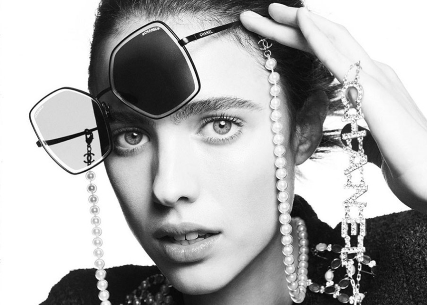 Ποιοι διάσημοι κρύβονται πίσω από τα γυαλιά της Chanel;