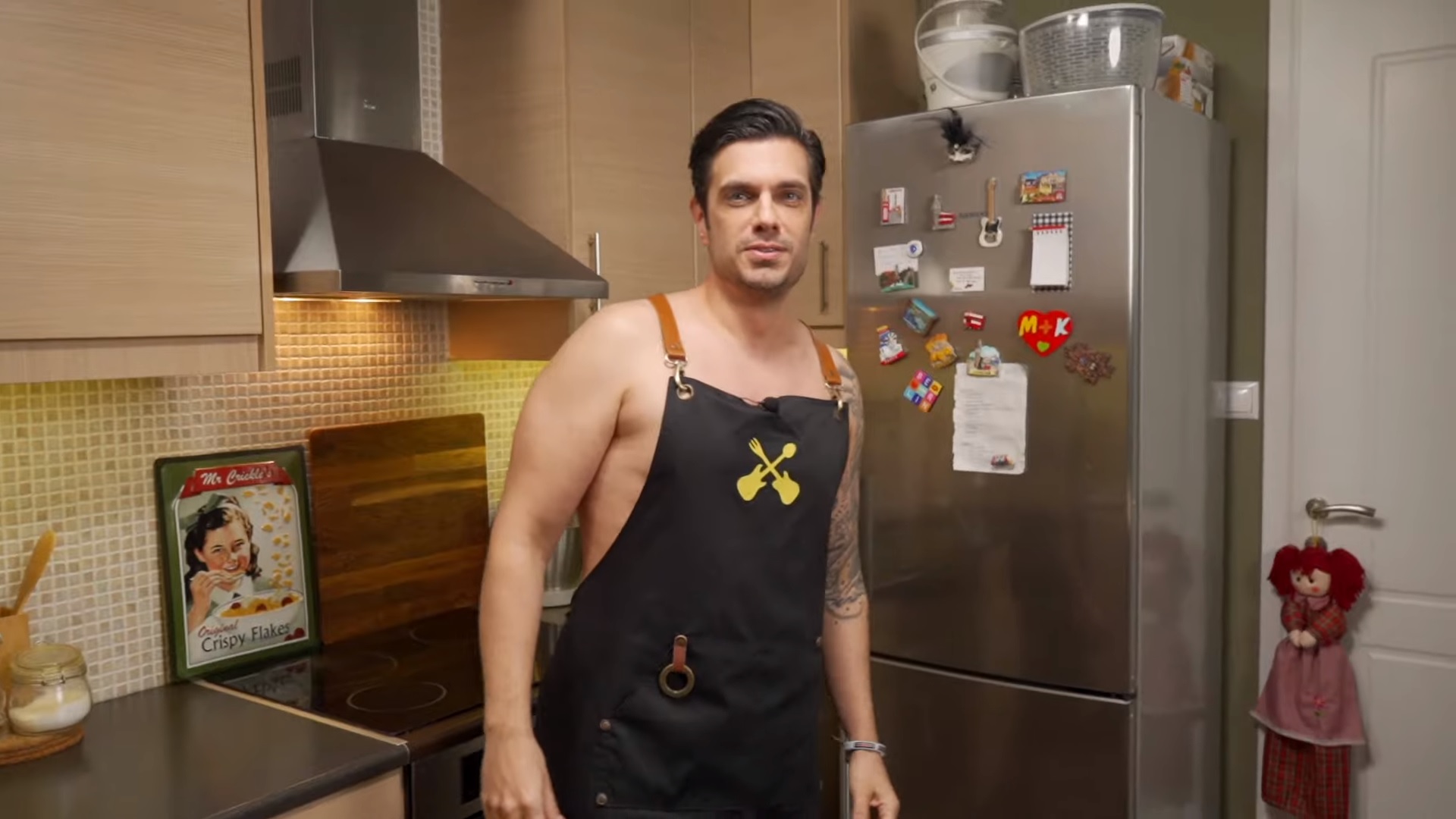 Μύρωνας Στρατής: Μαγειρεύει καλαμάρι καρμπονάρα στην κουζίνα του… ολόγυμνος! [video]