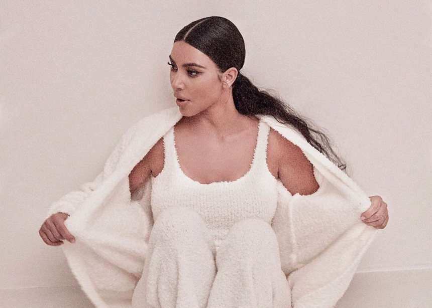 Σπάνια εμφάνιση της Kim Kardashian με χρωματιστό σύνολο!Δες τι χρώμα επέλεξε