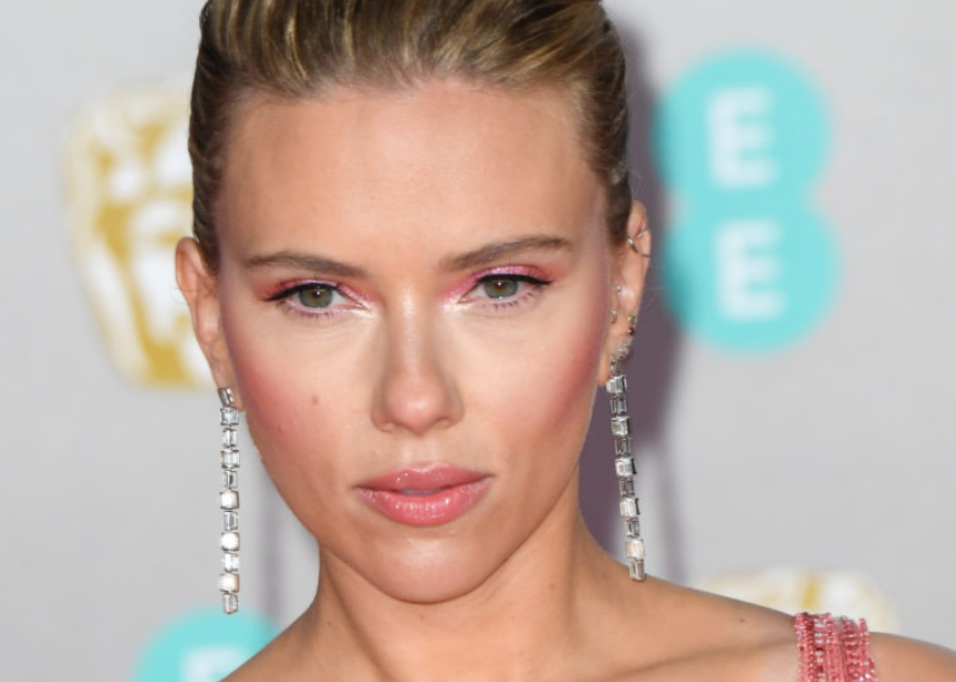 H Scarlett Johansson επιλεγεί Έλληνα σχεδιαστή