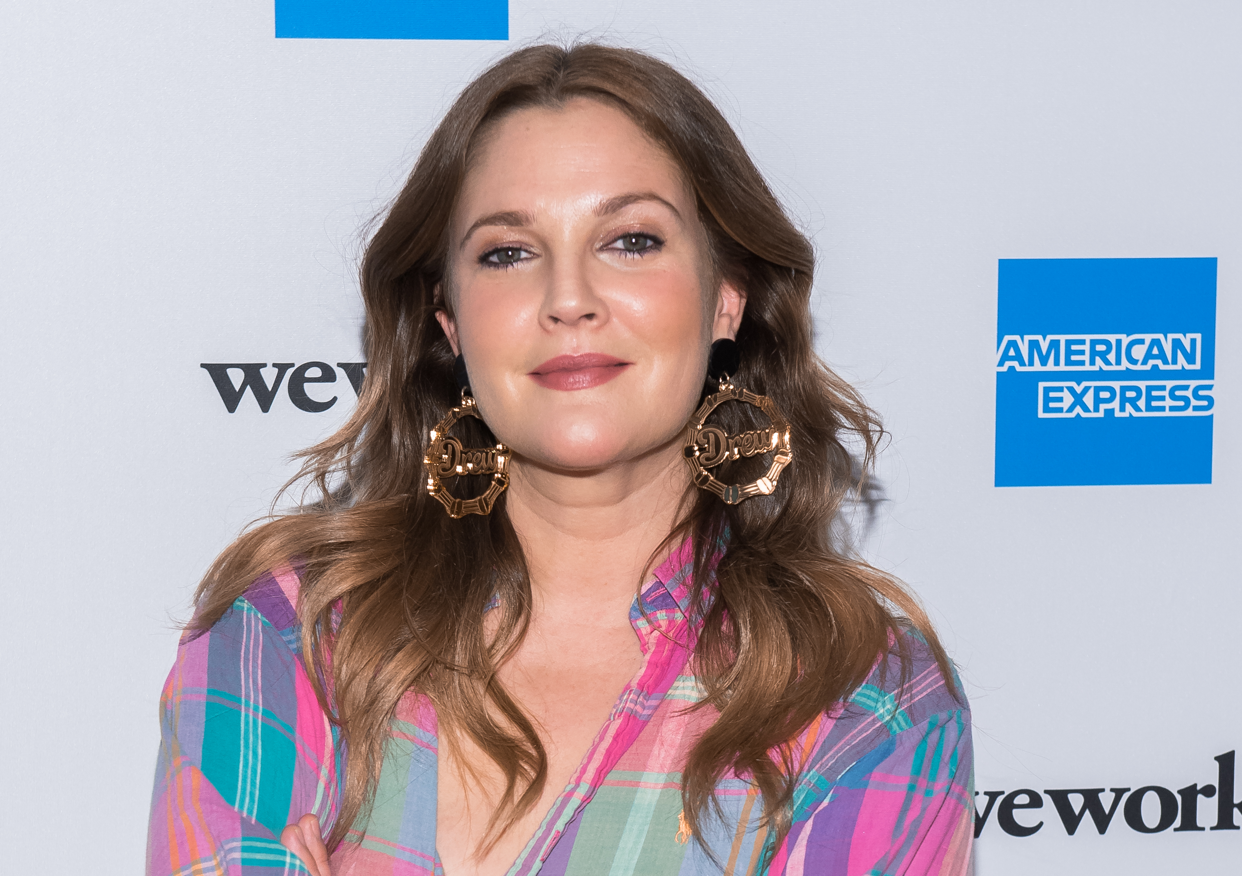 Η Drew Barrymore κάνει δουλειές του σπιτιού με γάντια που είναι μάσκες χεριών!