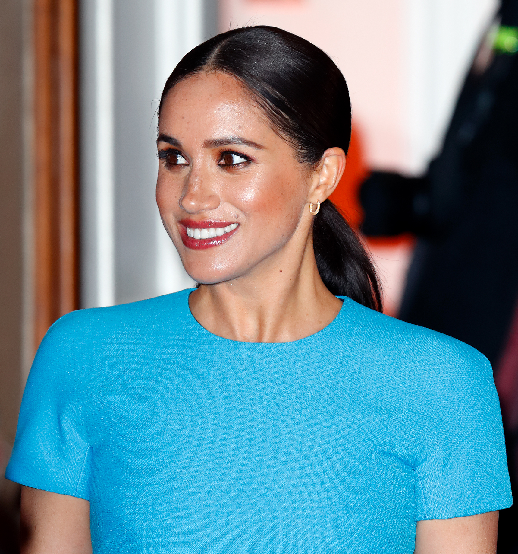 Η Meghan Markle επέστρεψε στο Λονδίνο λαμπερή και με… μακριά extensions!