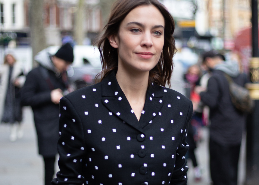 Η Alexa Chung σου προτείνει το τέλειο ρούχο για μέσα στο σπίτι!