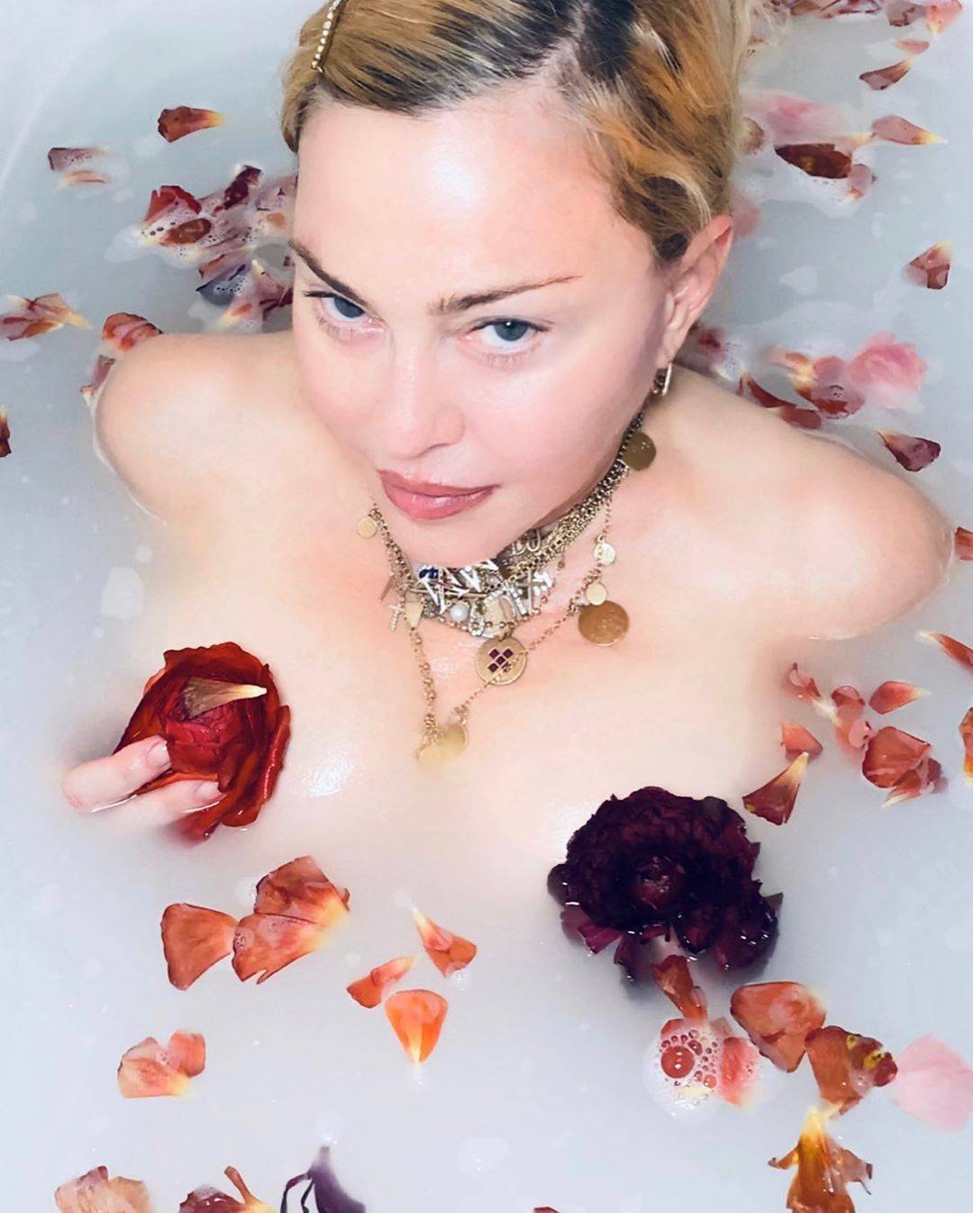 Madonna: Δίνει ηχηρό μήνυμα για τον κορονοϊό μέσα από την μπανιέρα της! video
