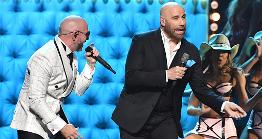 John Travolta: Τραγούδησε μαζί με τον Pitbull σε μουσικά βραβεία και έκλεψε τις εντυπώσεις!