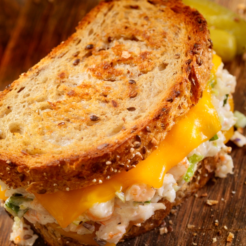 Συνταγή για πεντανόστιμο σάντουιτς με τόνο και λιωμένο τυρί