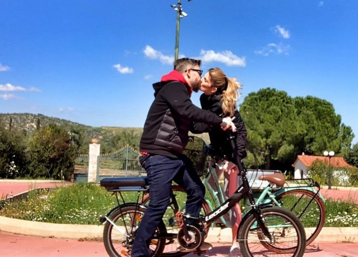 Γιάννης Βαρδής – Νατάσα Σκαφιδά: Η νέα ζωή στο σπίτι και οι βόλτες με τα ποδήλατα στον κήπο! [pics,vids]