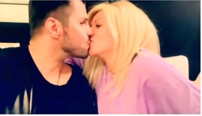 Γιώργος Τσαλίκης: Προσπαθεί να φιλήσει τη σύζυγό του και κάποιος τον σταματά! ΒΙΝΤΕΟ