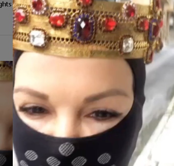 Ποια Ελληνίδα ηθοποιός βγήκε με φουλ μάσκα και κορώνα, για να πάει σούπερ – μάρκετ; Βίντεο