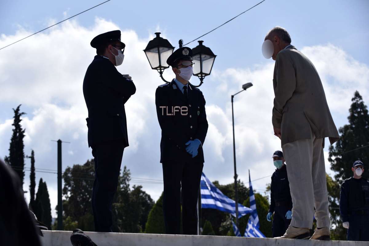Η άδεια Αθήνα δεν γιόρτασε ποτέ ξανά έτσι την 25η Μαρτίου! Συγκλονίζει το φωτορεπορτάζ του TLIFE