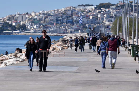 Φάληρο στις μέρες του κορονοϊού! Κάνουν μπάνιο και βόλτες! Φωτορεπορτάζ του ΤLIFE