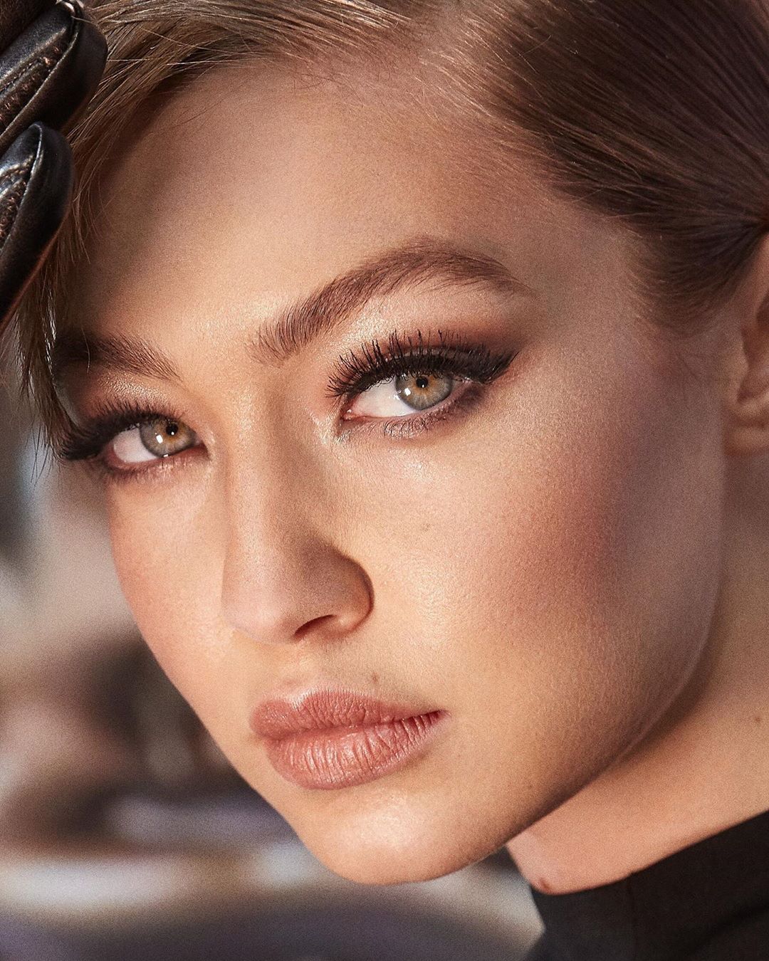 H makeup artist της Gigi Hadid μας δείχνει πώς να κάνουμε το fox eye makeup που είναι τάση!