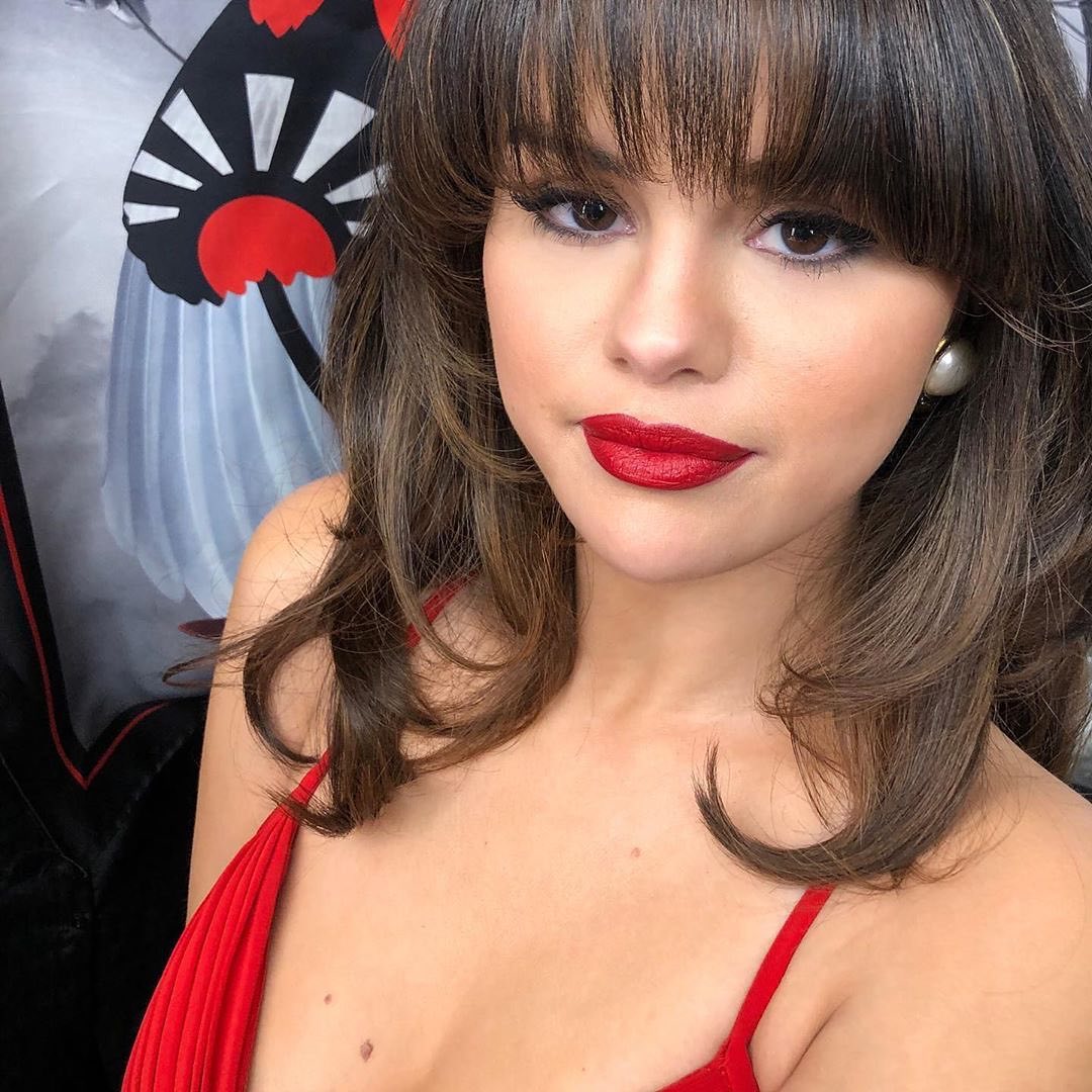 H Selena Gomez μας έδειξε το νέο brand καλλυντικών της στο τελευταίο της video clip!