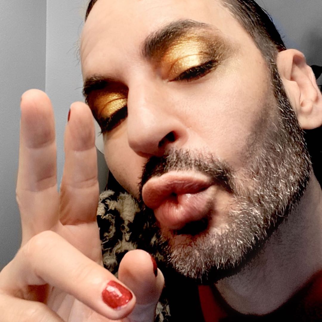 Ξέχασε ότι ήξερες για τα makeup tutorials και δες αυτό το βίντεο του Marc Jacobs!