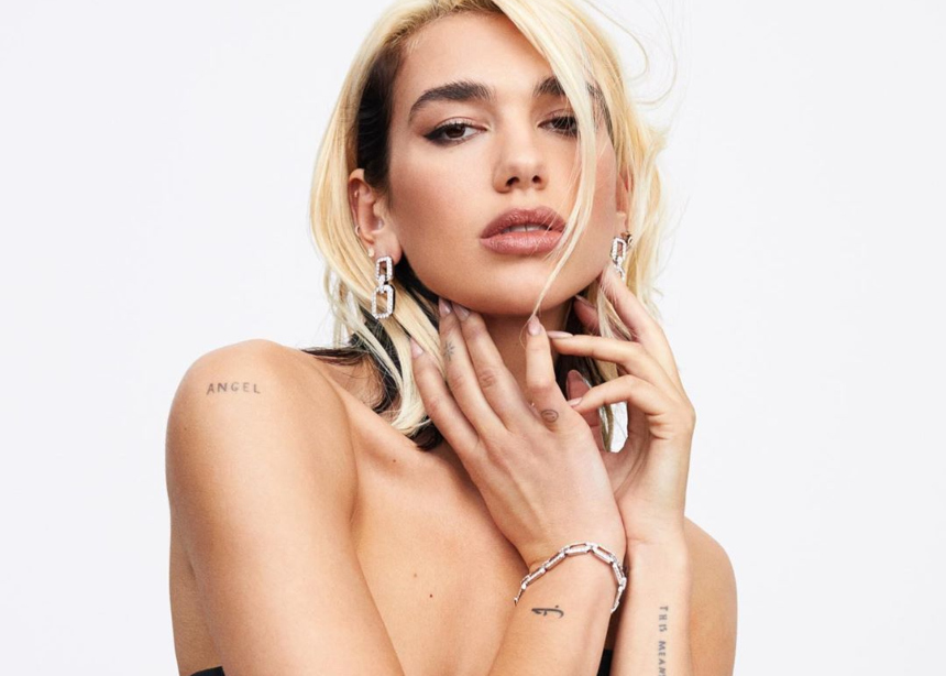 Η Dua Lipa φωτογραφίζεται γυμνή σε εξώφυλλο κρατώντας μόνο μία…κιθάρα