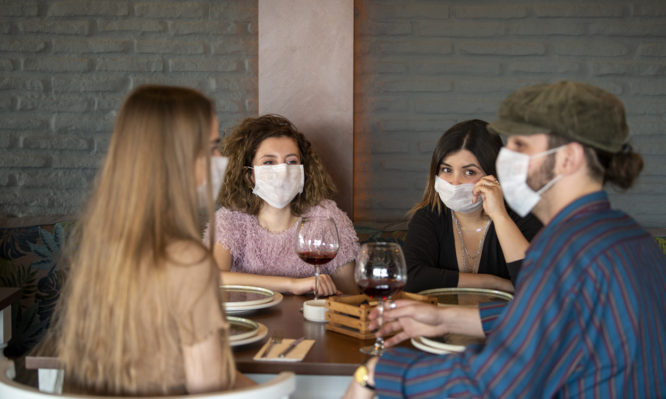 Κορωνοϊός: Πώς εξαπλώθηκε σε ένα εστιατόριο – Τι έδειξε νέα μελέτη