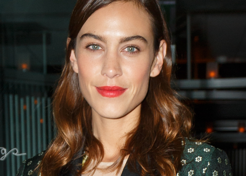 Βρήκαμε το αγαπημένο look της Alexa Chung στην καραντίνα