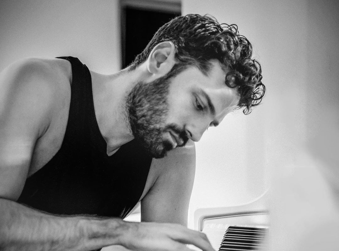 Kωνσταντίνος Αργυρός: Παίζει πιάνο στο σπίτι του για μας! Βίντεο