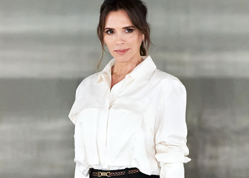 H Victoria Beckham σε μία φωτογράφιση που είχε δίλημμα… αν έπρεπε να δούμε