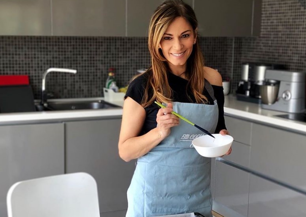 Σωστή νοικοκυρά η Έλλη Κοκκίνου: Μπήκε στην κουζίνα και έφτιαξε πασχαλινά κουλουράκια! [pic,video]