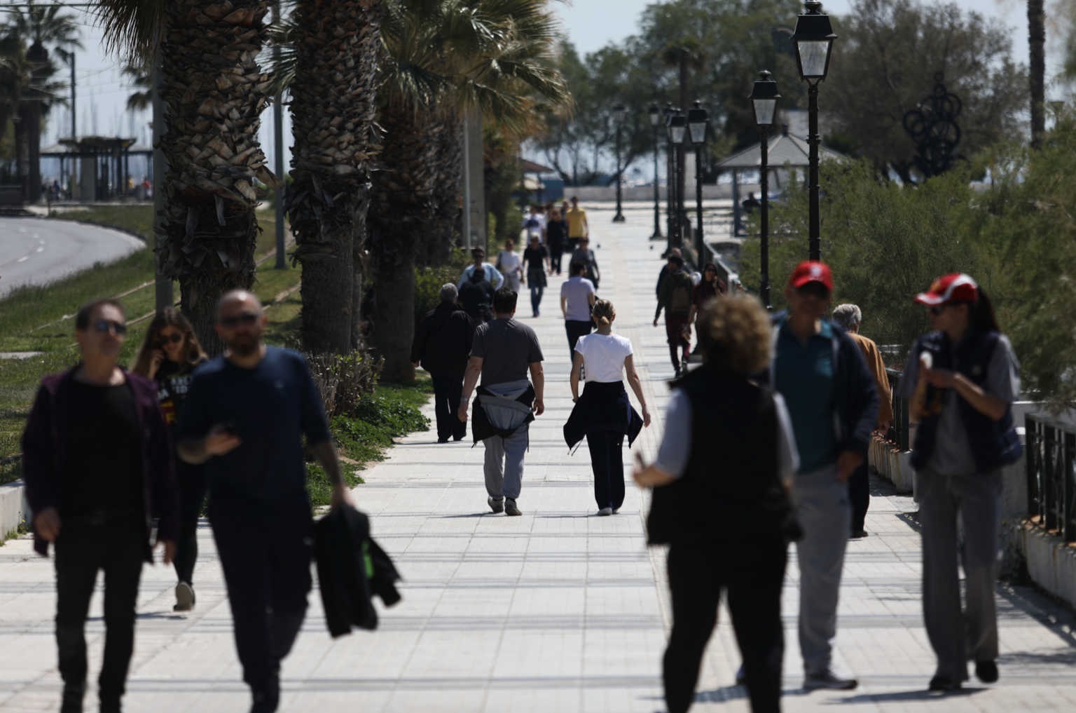 Άρση μέτρων με… μέτρο και μετακίνηση με όρια – Τα ορόσημα για έξοδο από την καραντίνα