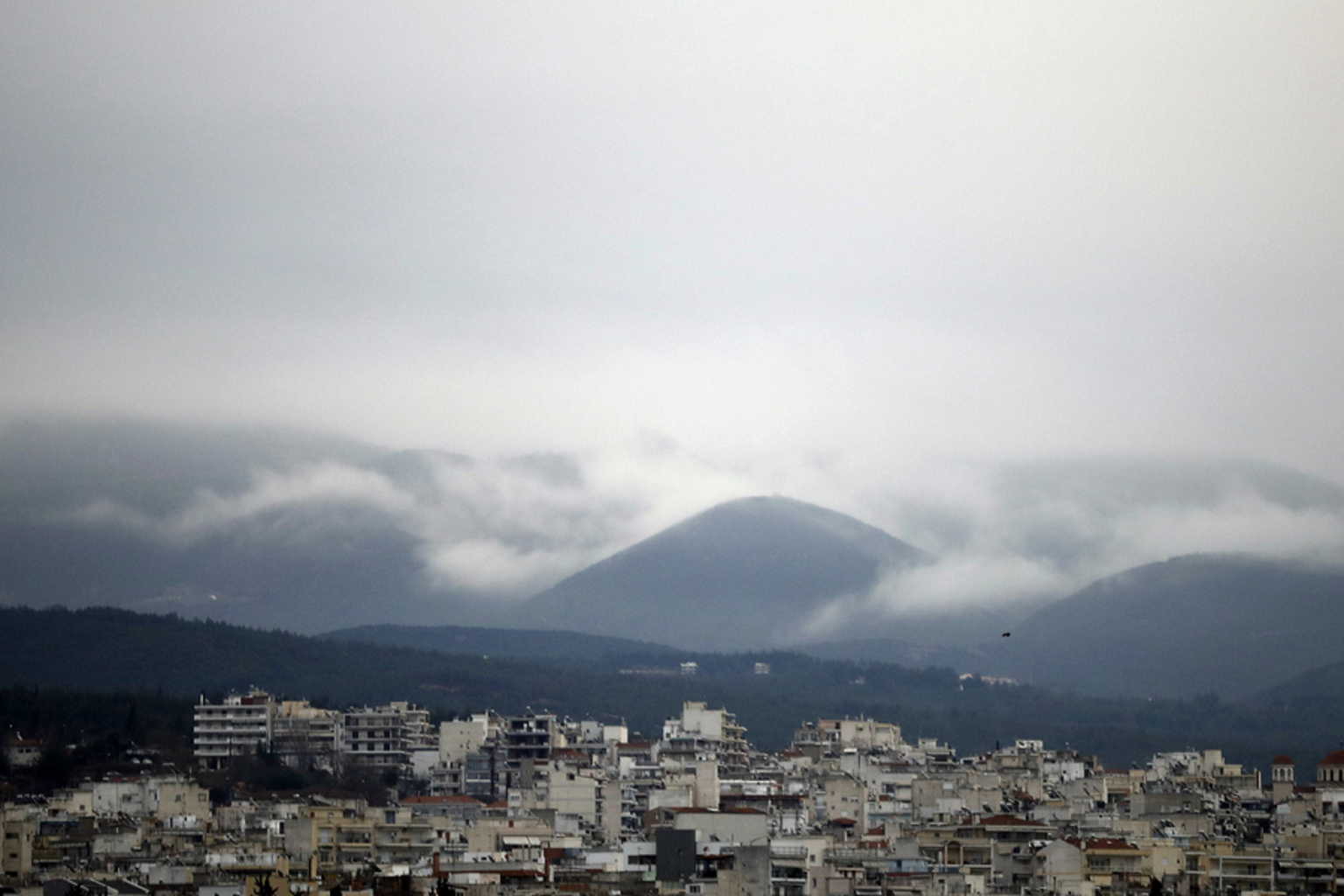 Καιρός… διπρόσωπος! Βροχές στα βόρεια, σκόνη και ζέστη στα νότια
