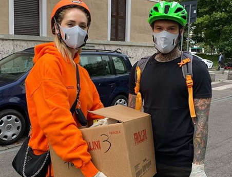 Chiara Ferragni: Έβαλε μάσκα και πήγε με τον σύζυγό της να βοηθήσει οικογένειες που έχουν ανάγκη! [pics]