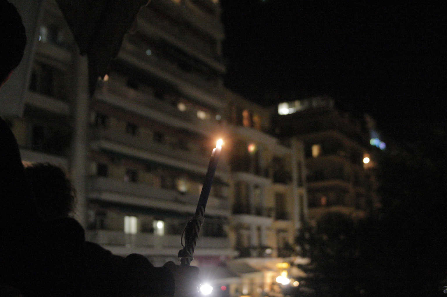 Οι Έλληνες είπαν “Χριστός Ανέστη” από τα μπαλκόνια τους – Συγκινητικές στιγμές σε όλη την Ελλάδα! video