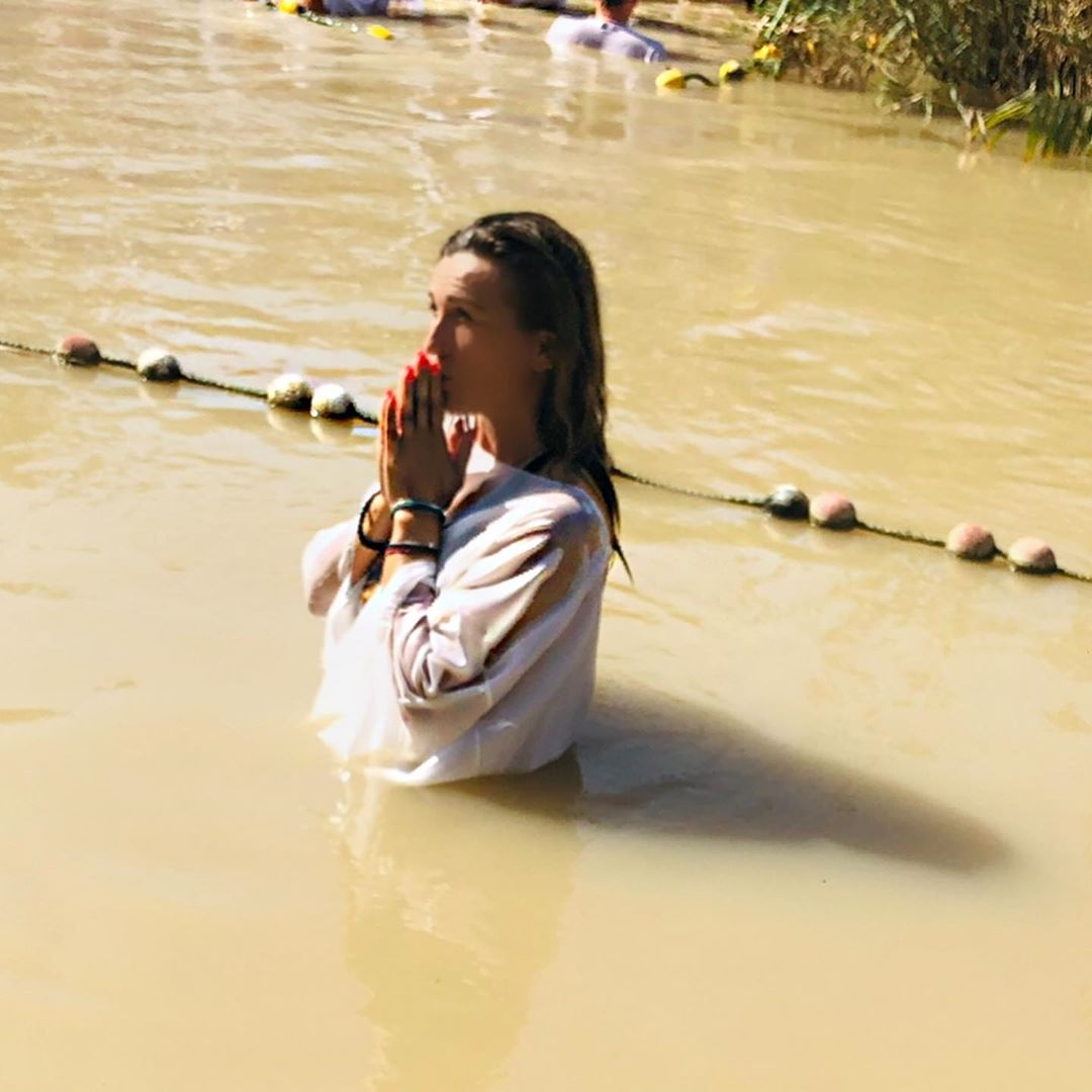 Πηγή Δεβετζή: Θυμάται τη “βάπτισή” της στον Ιορδάνη ποταμό! Φωτογραφίες