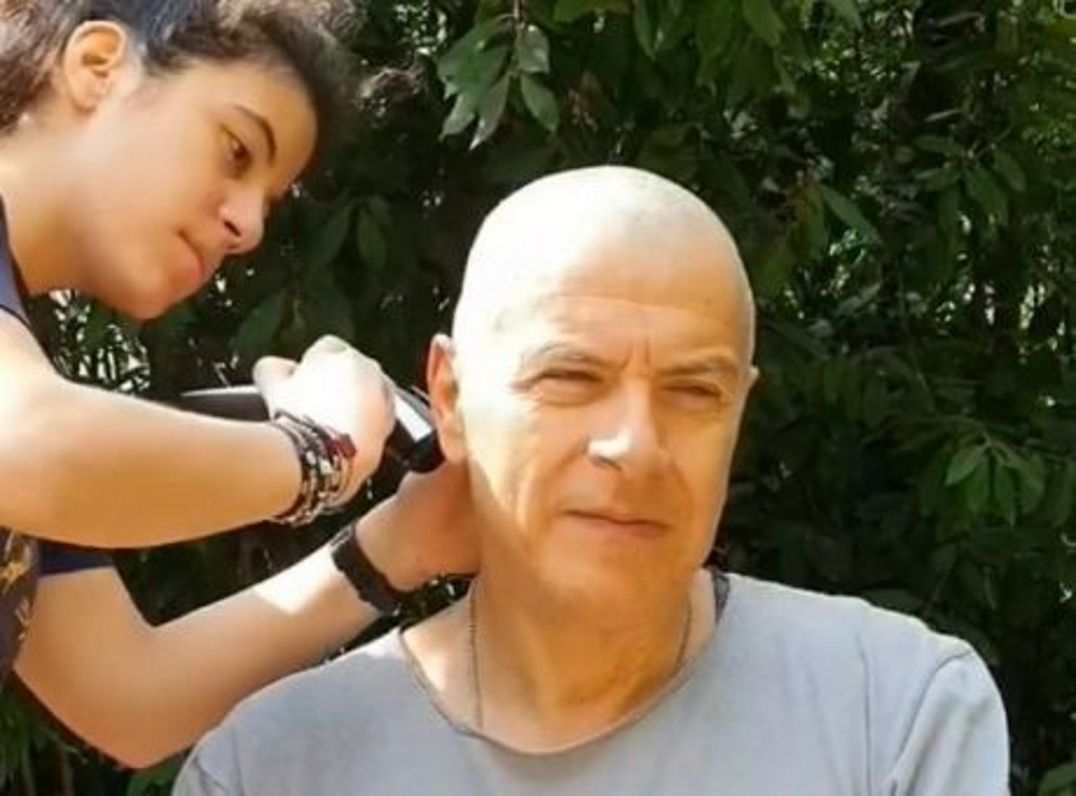 Σταύρος Θεοδωράκης: Η κόρη του ξύρισε τα μαλλιά του εν μέσω της καραντίνας [video]