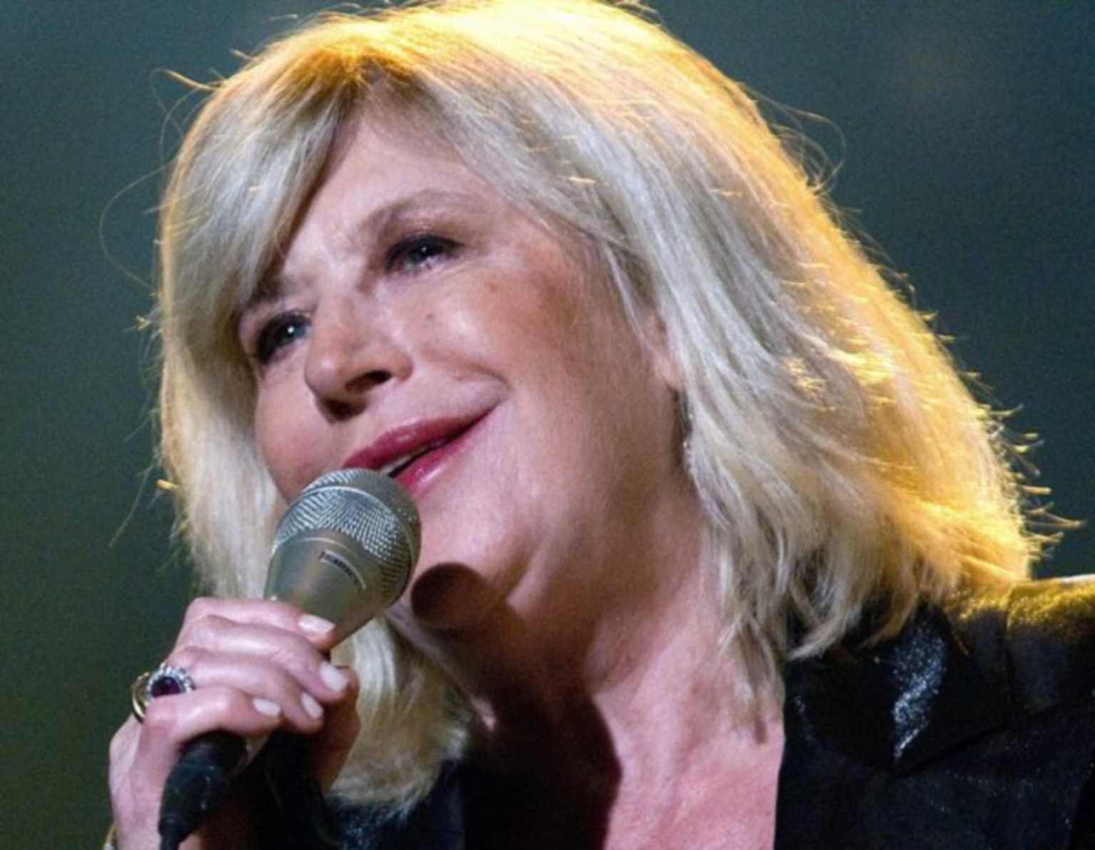 Στο νοσοκομείο με κορονοϊό η τραγουδίστρια Μαριάν Φέιθφουλ