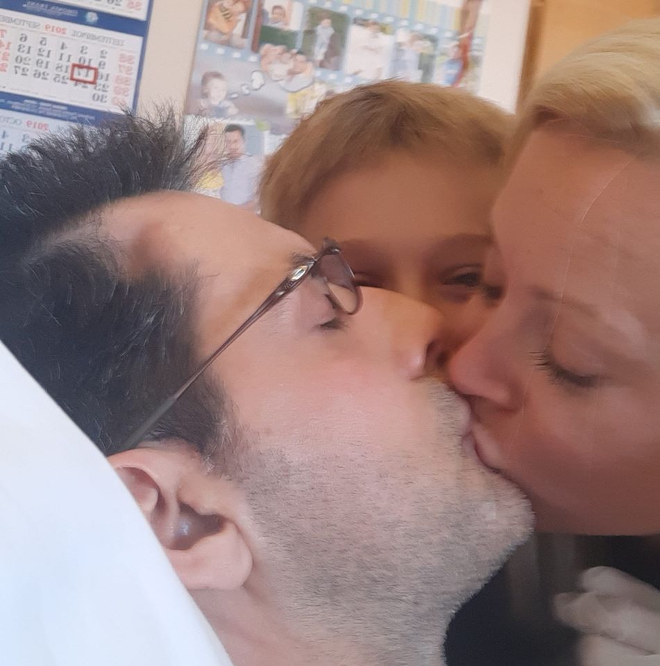 Κωνσταντίνος Αγγελίδης: Ραγίζει καρδιές η φωτογραφία που κοιμάται με τον γιο του στο σπίτι τους!