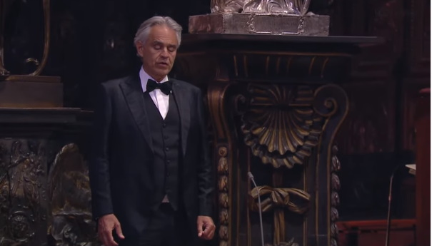 Andrea Bocelli:Ανατρίχιασε ο πλανήτης από τη συναυλία του! Τραγούδησε μόνος έξω από το Duomo στο Μιλάνο! Βίντεο