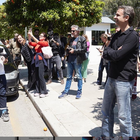 Κυριάκος Μητσοτάκης: Ο Πρωθυπουργός παρακολούθησε την Άλκηστη Πρωτοψάλτη να τραγουδά! Βίντεο