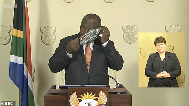 Το ξεκαρδιστικό βίντεο με τον πρόεδρο της Ν. Αφρικής να κάνει την πιο αποτυχημένη επίδειξη χρήσης μάσκας!